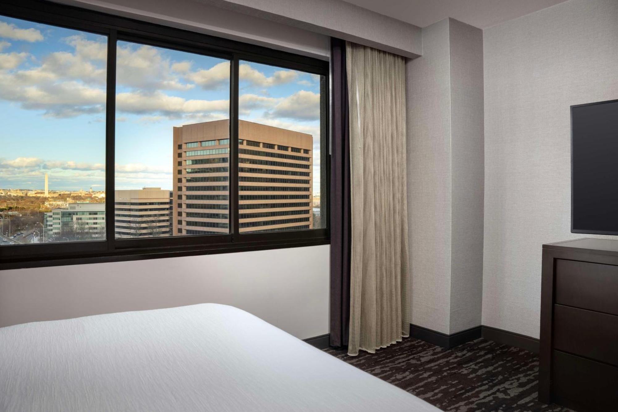Embassy Suites By Hilton Crystal City National Airport Arlington Exterior foto