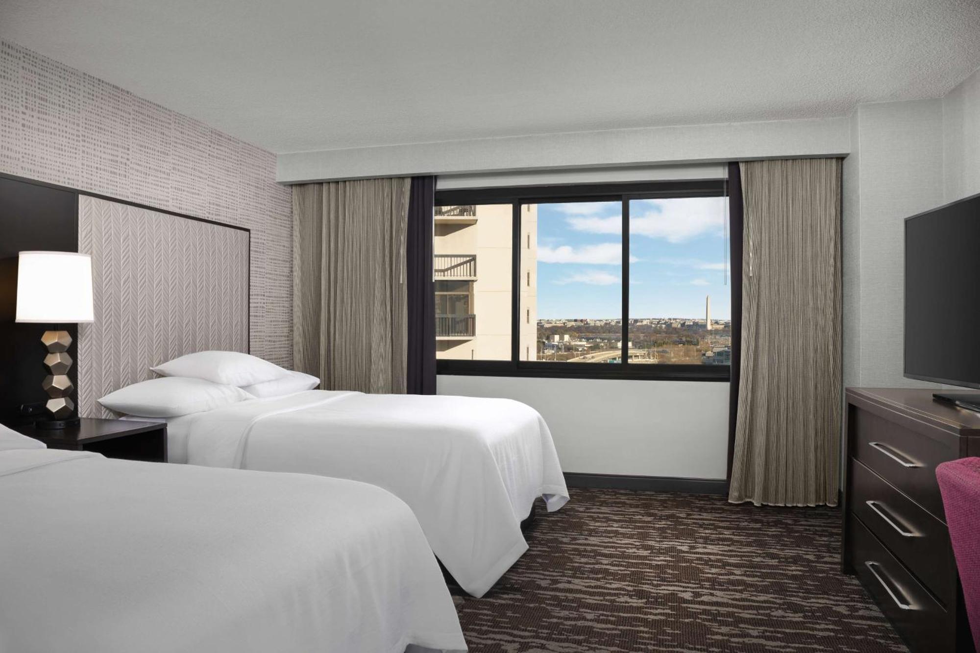 Embassy Suites By Hilton Crystal City National Airport Arlington Exterior foto