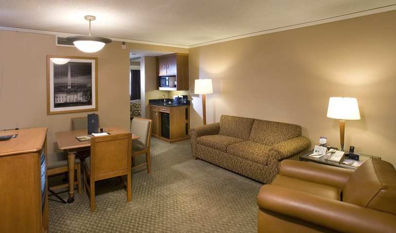 Embassy Suites By Hilton Crystal City National Airport Arlington Habitación foto